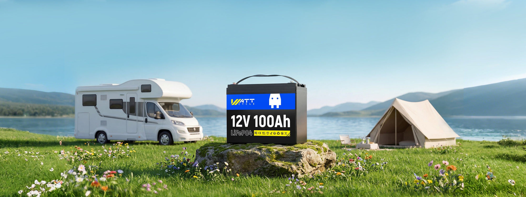 WattCycle LiFePO4 12V 100Ah Batterie im Gras, ideal für Camper, Wohnmobile