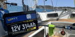 WattCycle LiFePO4 12V 314Ah Mini Lithium Batterie auf einem Segelboot