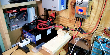 2 Stück WattCycle 12V 100Ah Mini LiFePO4 Batterien zu einer Photovoltaikanlage