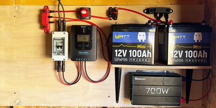 2 Stück WattCycle 12V 100Ah Mini LiFePO4 Batterien zu einer Photovoltaikanlage zusammengebaut