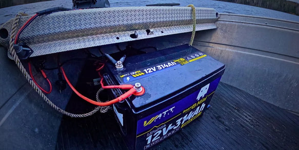 Die 314Ah Mini LiFePO4 Smart Batterie im Boot