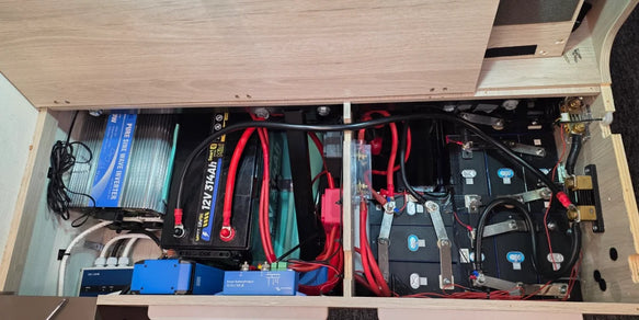 Die 314Ah Mini LiFePO4 Smart Batterie im Staufach des Wohnmobils