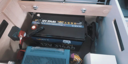 Die 314Ah Mini LiFePO4 Smart Batterie im Staufach des Wohnmobils (2)