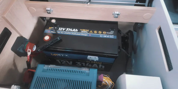 Die 314Ah Mini LiFePO4 Smart Batterie im Staufach des Wohnmobils (2)