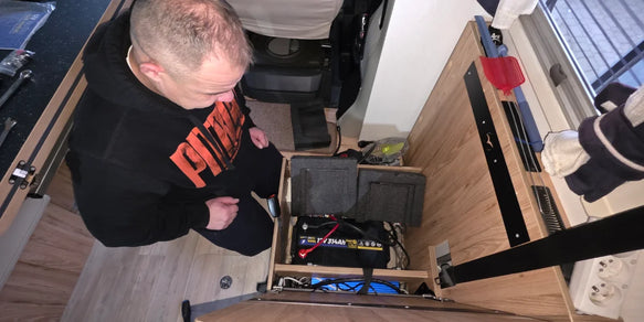 Die 314Ah Mini LiFePO4 Smart Batterie im Staufach des Wohnmobils (3)