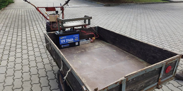Die 314Ah Mini LiFePO4 Smart Batterie im kleiner Traktor