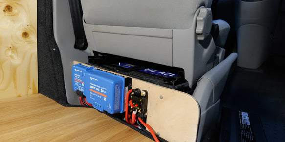 Die 314Ah Mini LiFePO4 Smart Batterie mit Victron MPPT Solarregler unter Sitz