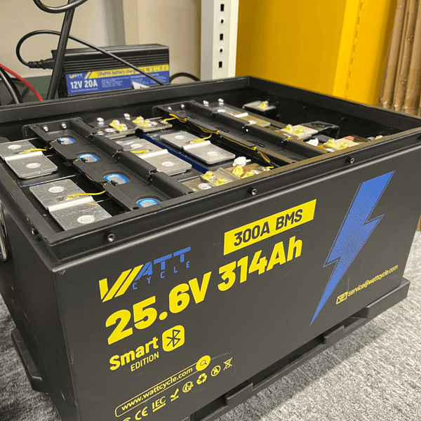 Innere Struktur von WattCycle LiFePO4 24V 314Ah Ultra Lithium Batterie mit 300A BMS
