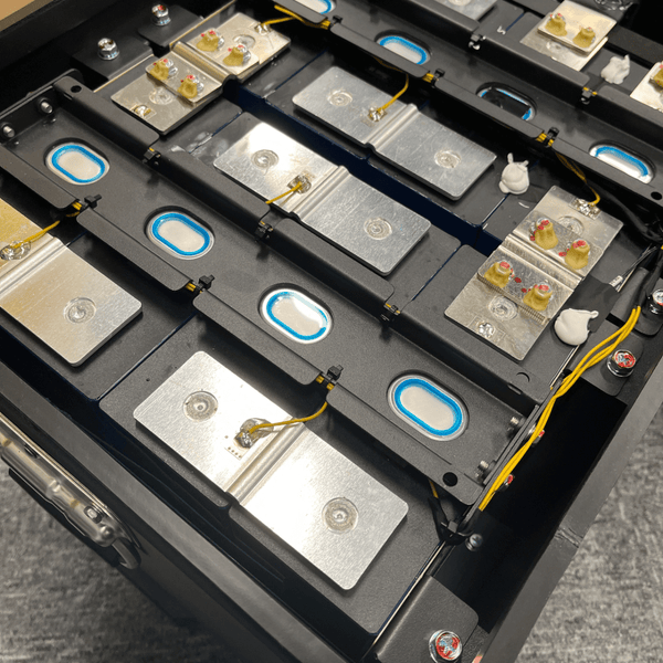 Innere Struktur von WattCycle LiFePO4 24V 314Ah Ultra Lithium Batterie mit 300A BMS